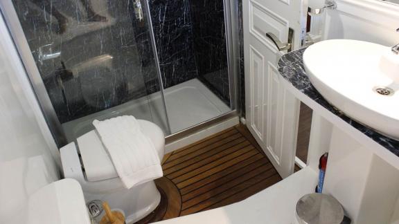 Hochwertig ausgestattetes Badezimmer der Grande Mare mit eleganter Dusche, stilvollem Waschbecken und edlem Design.