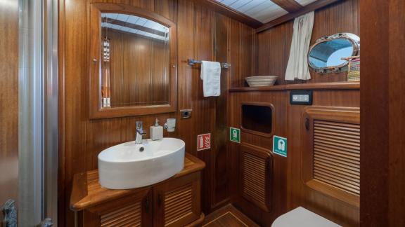 Luxury guest bathroom on Gulet Lorient picture 2