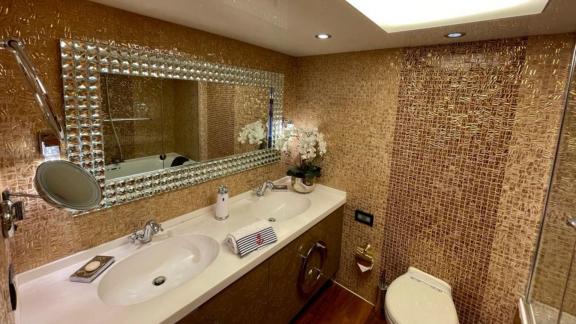 Bodrum'da Yat Seven'de şık detaylara sahip modern banyo