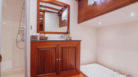 Guest bathroom of luxury gulet Hic Salta image 2