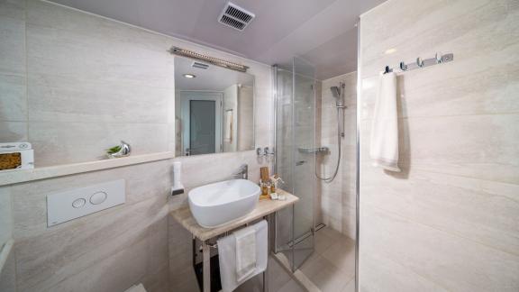 Olimp yatında büyük duş ve şık donanıma sahip modern banyo.