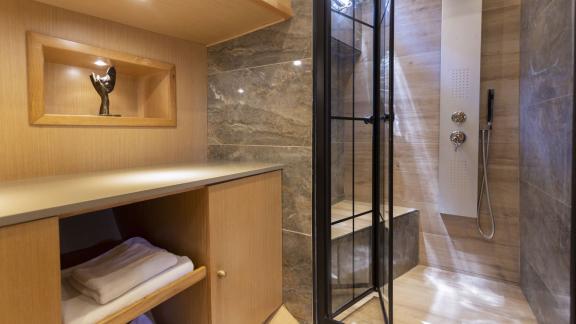 Stylish bathroom of the Gulet Diva Deniz with fine wood and marble elements.