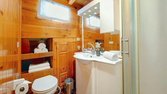 Elegantes Badezimmer auf der Gulet Sanda Life mit Holzelementen und modernen Annehmlichkeiten.