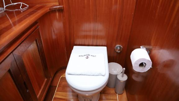Kompaktes Badezimmer auf einer Yacht.