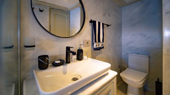 The well-equipped and modern bathroom of the Gulet Caustic in Bodrum, offering comfort and style.