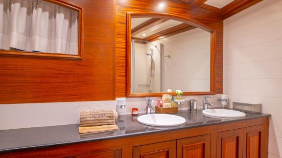 Guest bathroom of luxury gulet Hic Salta image 3