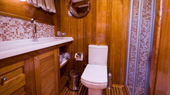 A comfortable bathroom on board the Flas VII, with modern fittings and stylish wooden décor.