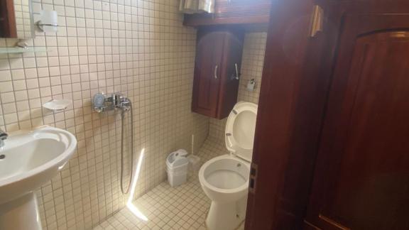 Современная ванная комната с раковиной, туалетом и душем на гулете Be Happy в Бодруме.