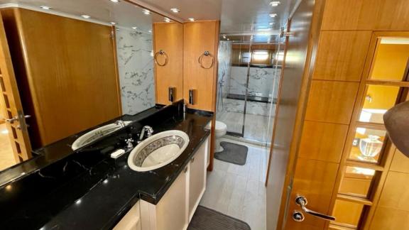 Bodrum'da Yat Seven'de mermer detaylara sahip modern banyo