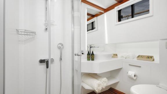 Bright, modern bathroom with shower on Serenad A.