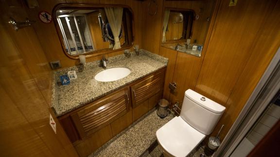 The modern bathroom of the Gulet Kayhan 5 is stylish and well equipped.