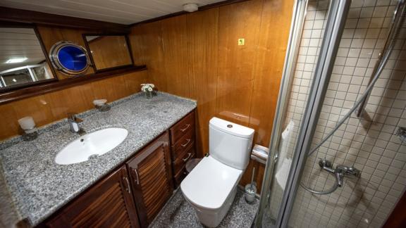 Stylish bathroom with a shower and high-end amenities on the Kayhan yacht, for maximum comfort.