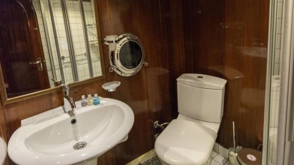 Gut ausgestattetes Badezimmer auf der Gulet Ceylan mit Waschbecken, Toilette und Bullaugenfenster.