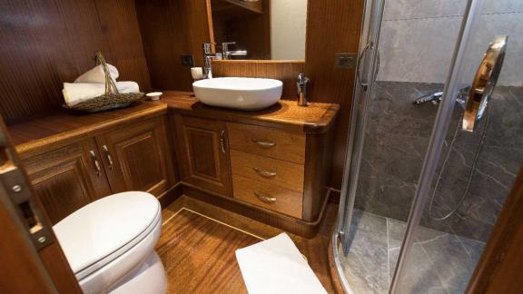 Guest bathroom of luxury gulet Vista Mare