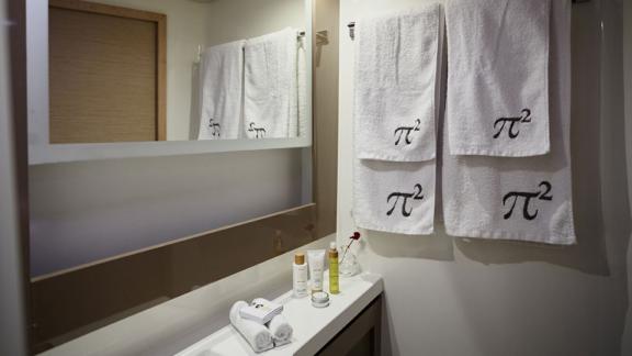 Modern bathroom on the catamaran Pi 2 in Athens, featuring luxurious towels and amenities.