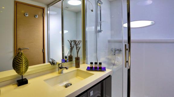 Modernes Badezimmer mit eleganten Armaturen und Dusche im Katamaran High-Jinks.