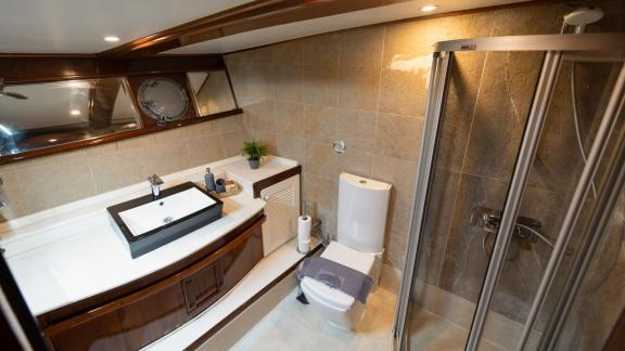 Stylish bathroom on a motor sailer with 5 cabins in Fethiye, equipped with a shower and WC.