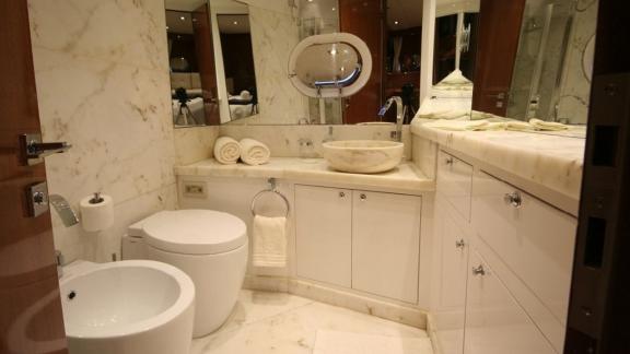 High-quality bathroom of the Gulet Didi with marble furnishings, modern fittings and elegant details.