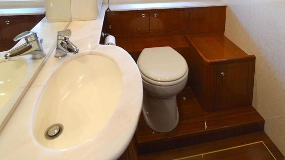 Das Badezimmer der Motoryacht Mary zeigt ein stilvolles Waschbecken und eine moderne Toilette.