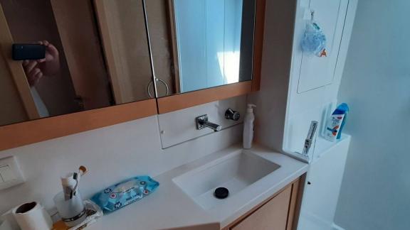 Katamaran Loryma'nın banyosu, şık bir lavabo ve geniş bir ayna ile modern bir şekilde donatılmıştır.