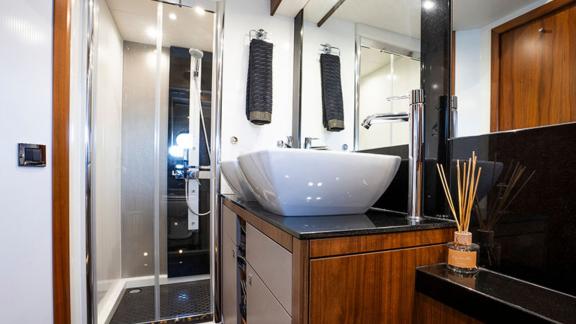 Das Badezimmer auf der Yacht Goldeneye bietet ein luxuriöses Erlebnis durch modernes Design und geräumige Atmosphäre.