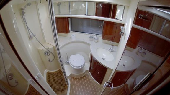 Das Badezimmer der Motoryacht Luna 4 verfügt über eine Dusche, eine Toilette und ein breites Waschbecken.