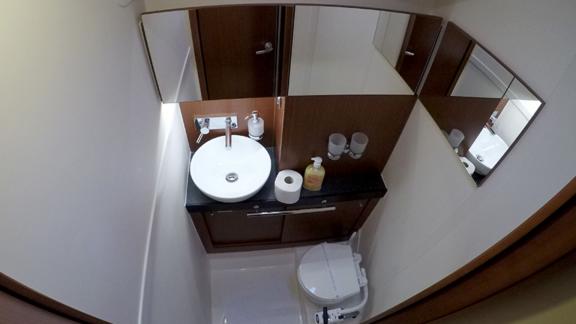 The modern bathroom of the yacht Anse offers comfort on the water.