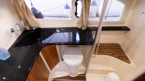 Das Badezimmer auf der Motoryacht North Star besticht durch modernes Design und funktionale Details.