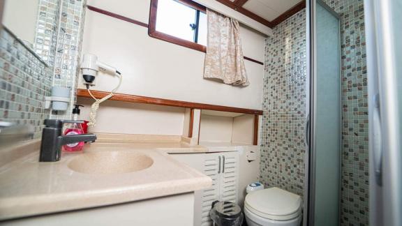 Gulet Azura'da şık duş ve modern olanaklarla donatılmış banyo.