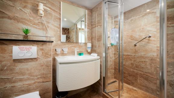 Stylish and well-equipped bathroom on the motor yacht Queen Eleganza