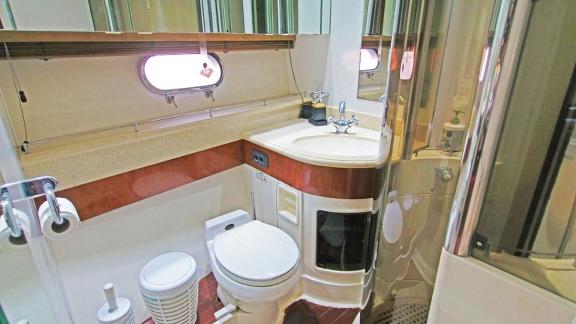 Badezimmer der Motoryacht Queen mit modernen Armaturen und elegantem Design.