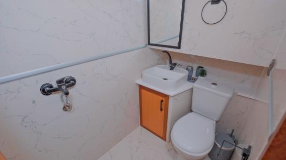 Kompaktes, modernes Badezimmer auf der Gulet Anes mit Waschbecken, Toilette und schlichtem Design.