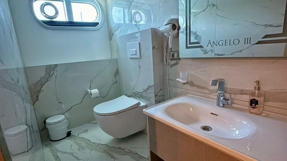 Modern bathroom with marble details and sea view on Angelo 3 yacht.