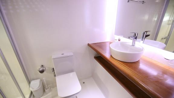 Ein modernes Badezimmer auf der Gulet Holiday X in Fethiye, ausgestattet mit WC, Waschbecken und Dusche. Die Yacht verfü
