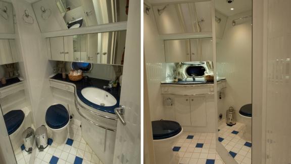 Das Badezimmer auf der Motoryacht My Spica ist mit einem modernen Waschbecken, Spiegeln und einer bequemen Toilette ausg