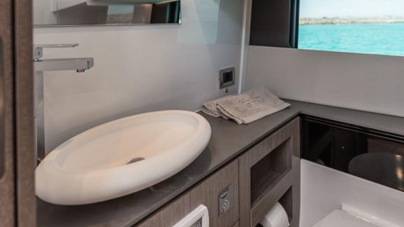 Das Badezimmer auf der Motoryacht Endless Summer bietet modernes Design und Funktionalität.