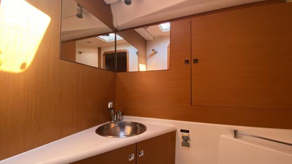 The bathroom of yacht Mocha II with wooden details, ideal for a crewless charter in Marmaris.