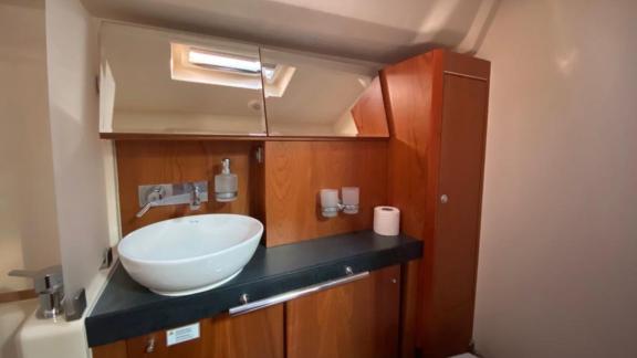 The bathroom of the Kia Ora yacht is perfect for bareboat holidays with modern amenities and spacious design.