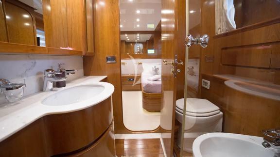 Luxuriöses Badezimmer auf der Yacht Amoraki mit Doppelwaschbecken, Dusche und Toilette.