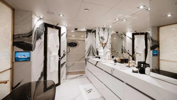 The marble bathroom on Ak Royalty yacht offers an elegant design and modern details for a unique experience.