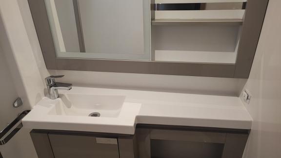 Katamaran Lalom'da büyük bir ayna ve kullanışlı lavabo ile şık banyo, günlük konfor için ideal.