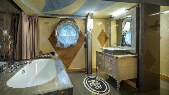 Thunder yatının banyosu, zarif detayları ve benzersiz tasarımıyla lüks bir deneyim sunuyor.