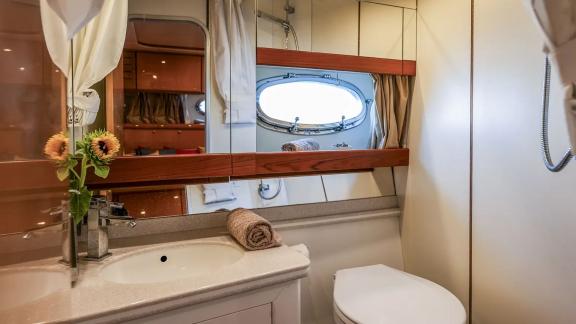 Das stilvolle Badezimmer der Motoryacht Lady Rose bietet ein geräumiges Design und hohen Komfort.