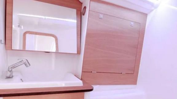 Das Badezimmer auf der Segelyacht Calypso bietet modernes Design und funktionale Details.