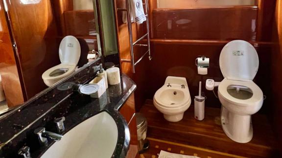 Freya motoryatın misafir banyosu; tuvalet, bide, geniş ayna ve zarif lavabo tezgahıyla eksiksiz bir kullanım sunuyor.