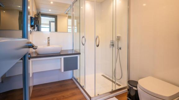 Das Badezimmer der Alessandro bietet eine elegante Dusche und praktisches Design – ideal für Yachtcharter in Göcek.