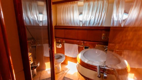 Mallorca yat kiralama için ideal bu banyoda şık lavabo ve duş alanı yer alıyor.