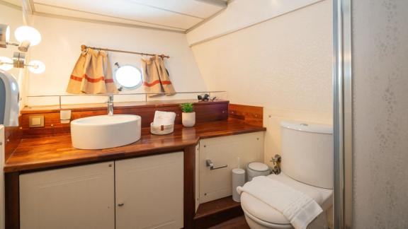 Das Badezimmer der Gulet Memo aus Marmaris überzeugt mit eleganter Holzoptik.