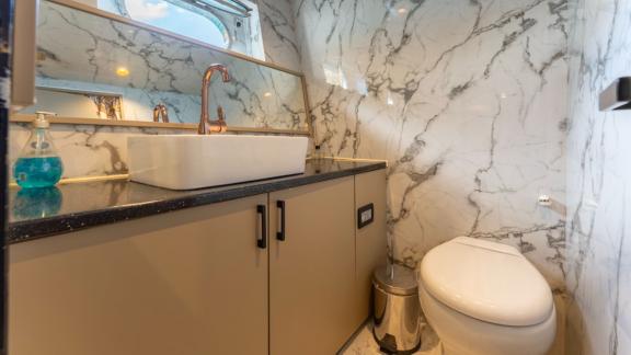 Modernes Bad auf einer Motoryacht zur Miete in Göcek.