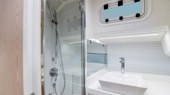 Ibiza'da günlük kiralanabilen Martone motoryatın içindeki modern duş ve lavabo alanı.